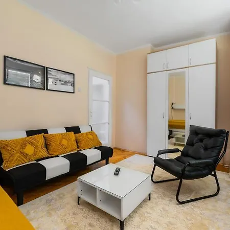 דירה Centrally Located 2bd Flat סופיה