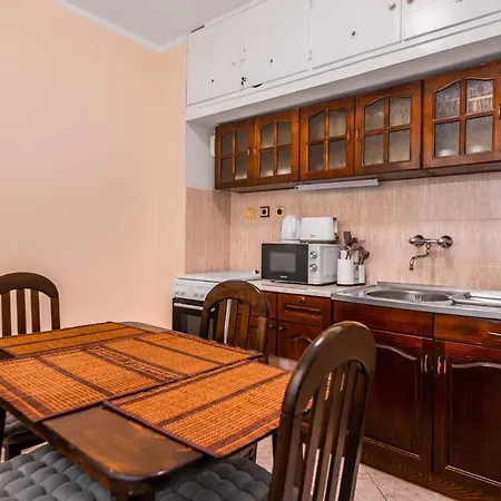 Апартамент Centrally Located 2bd Flat София