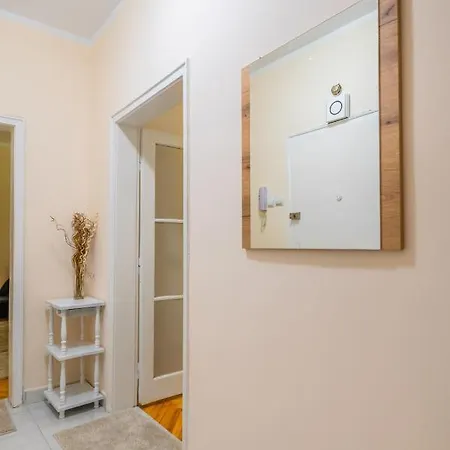 Апартамент Centrally Located 2bd Flat *